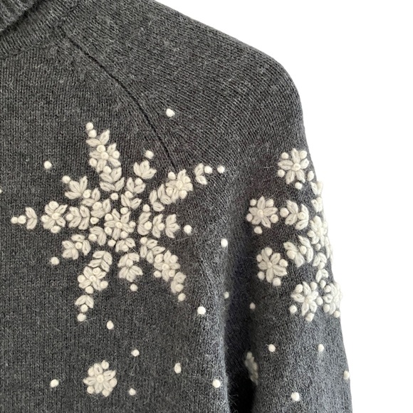 Eddie Bauer Grey Snowflake Turtleneck Sweater Size Medium - Picture 2 of 8